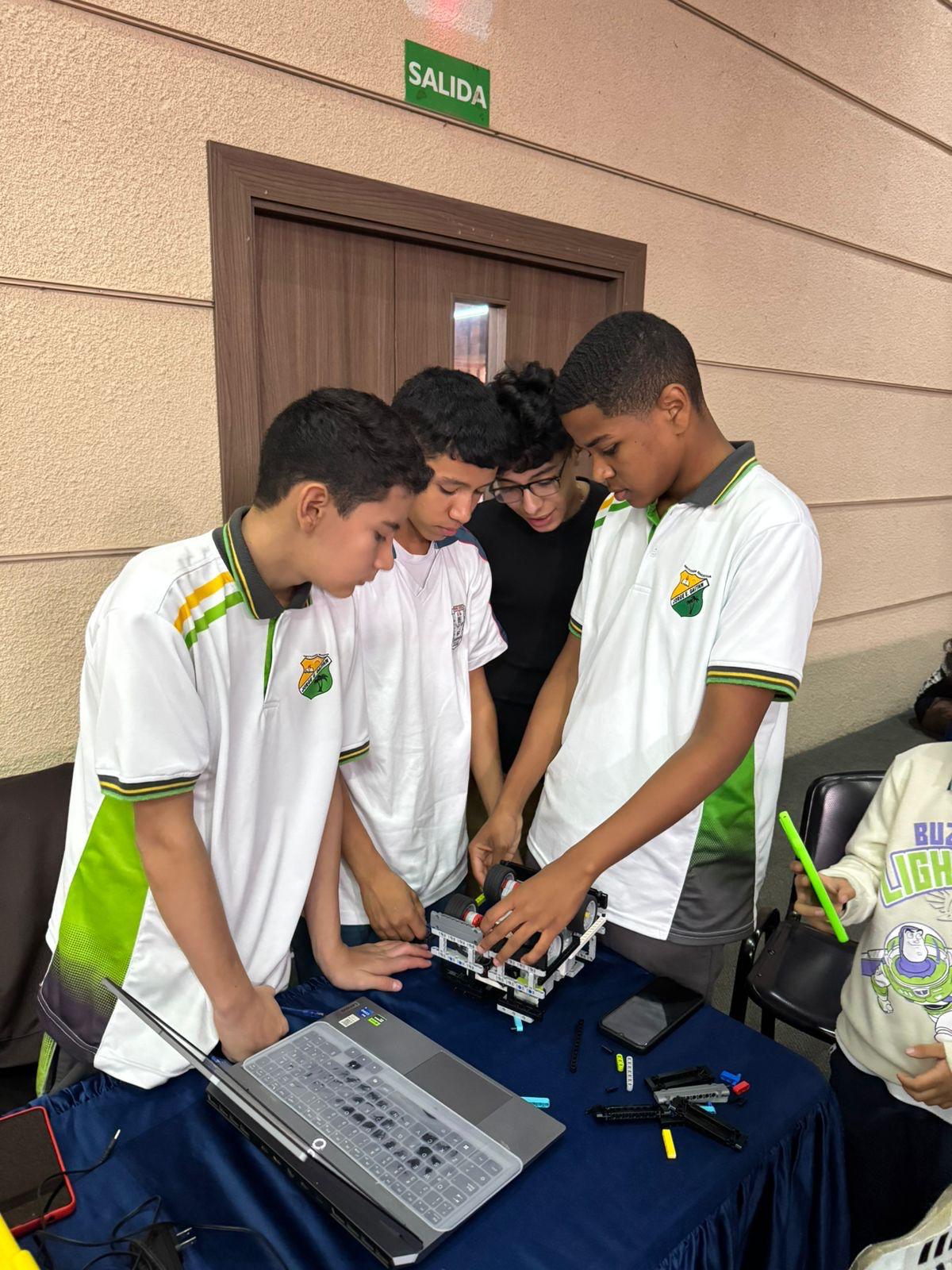 Niños armando un robot