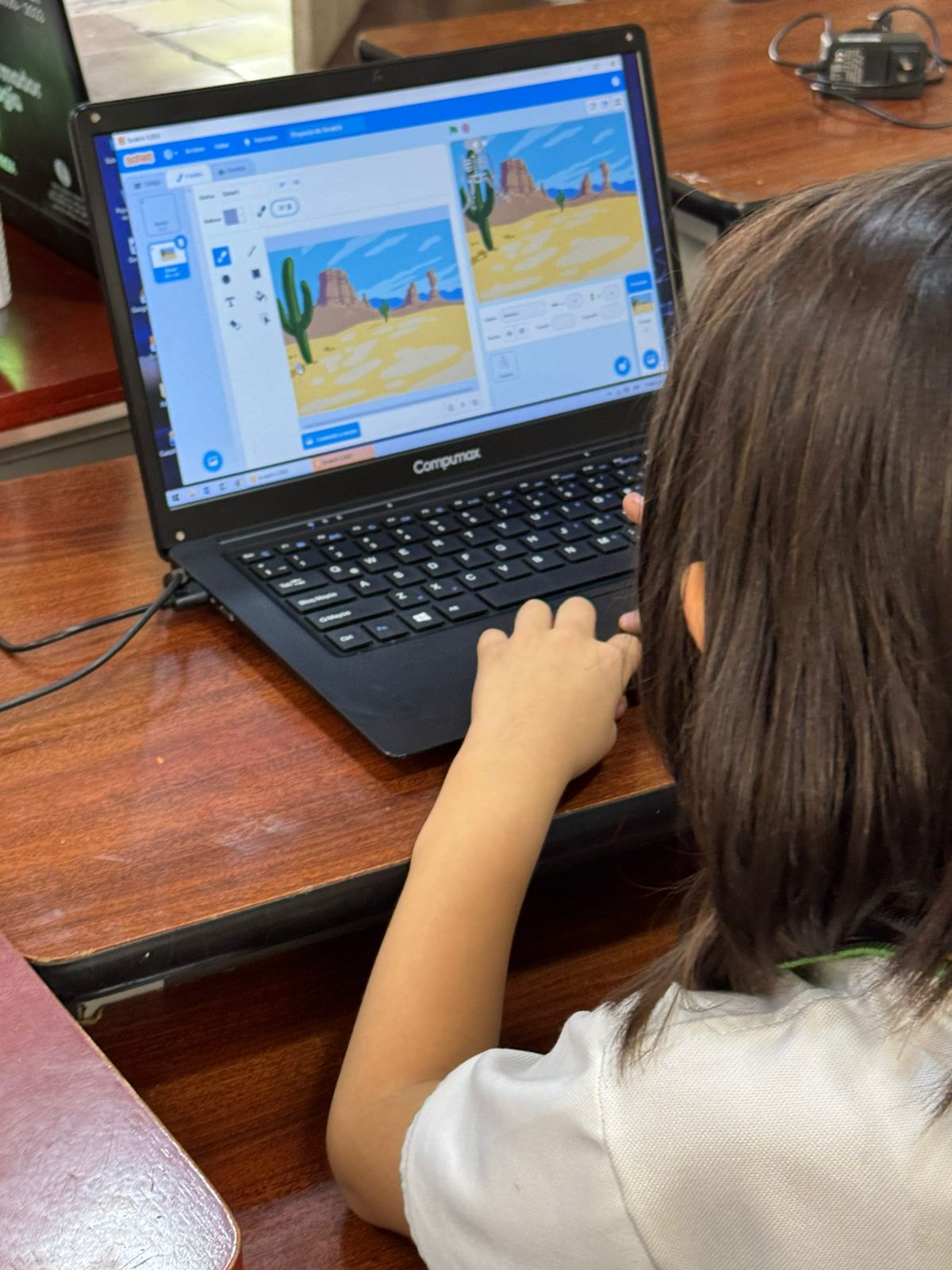 Niña programando